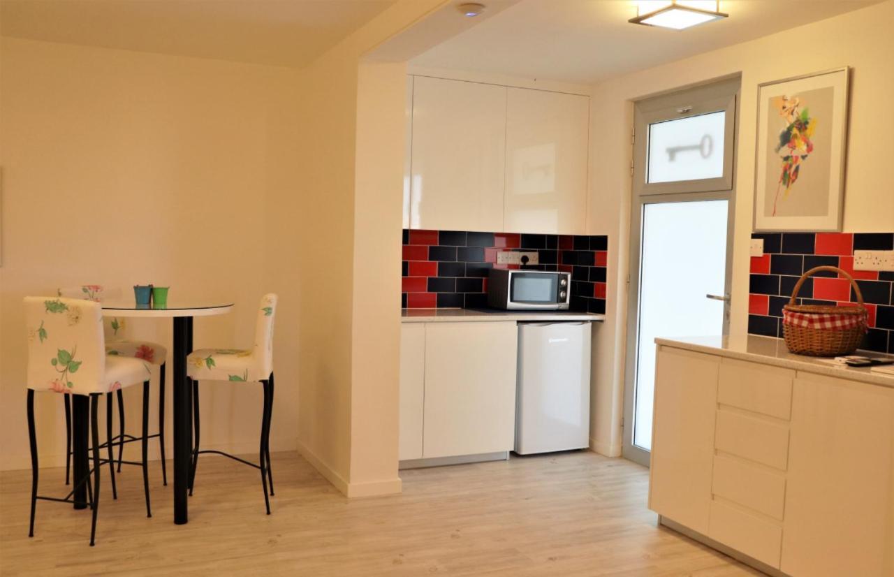 Red Cozy Stay Limasol Dış mekan fotoğraf